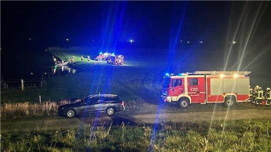 Einsatzkräfte der DLRG und der Feuerwehr suchten in der Nacht zu Freitag nach einer Person in der Elbe.