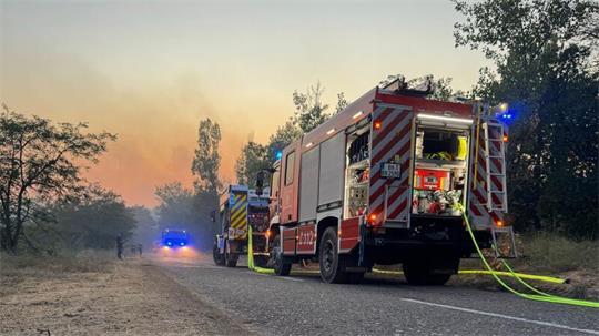 Einsatzkräfte der Feuerwehr Bonn haben direkt nach ihrer Ankunft in Serbien mit dem Löschen begonnen.
