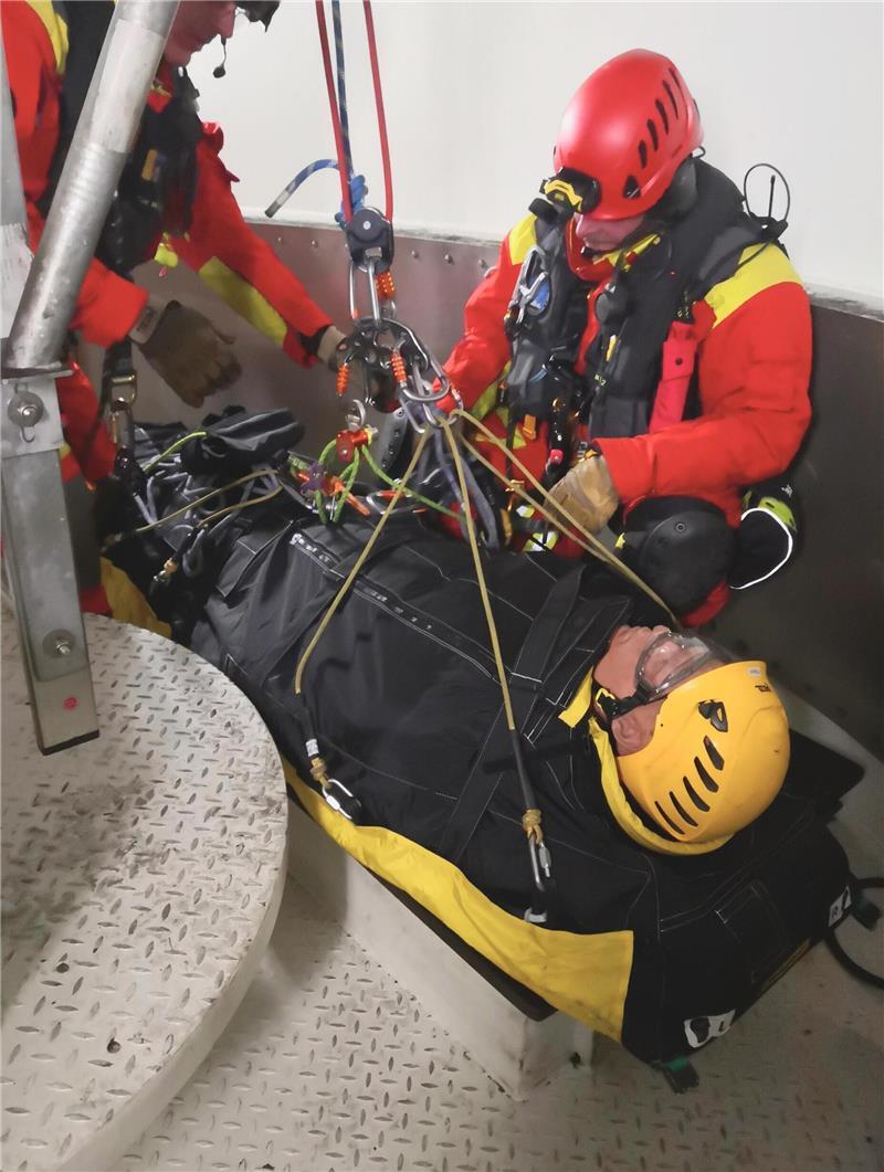 Einsatzkräfte der Feuerwehr Cuxhaven bereiten einen „Verletzten“ im Inneren der Windenergieanlage auf den Transport ins Krankenhaus vor.