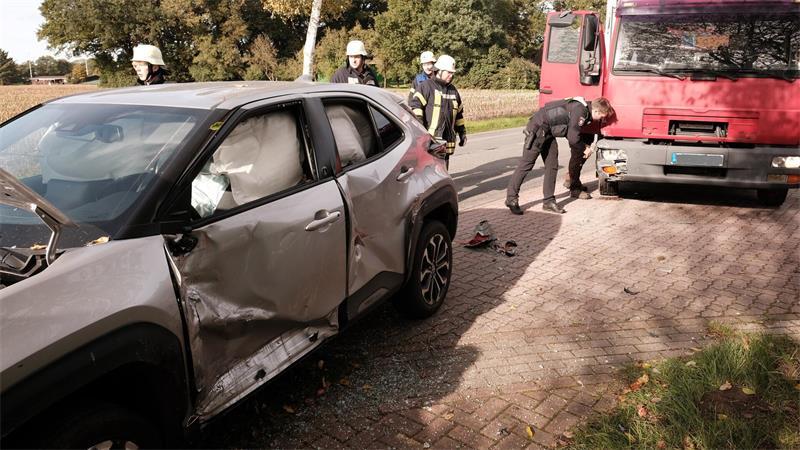 Einsatzkräfte der Feuerwehr Hagenah und der Polizei Oldendorf an der Unfallstelle.
