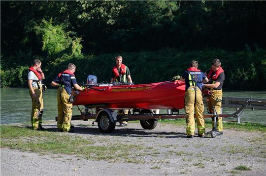 Einsatzkräfte der Feuerwehr Hannover stehen am Mittellandkanal.