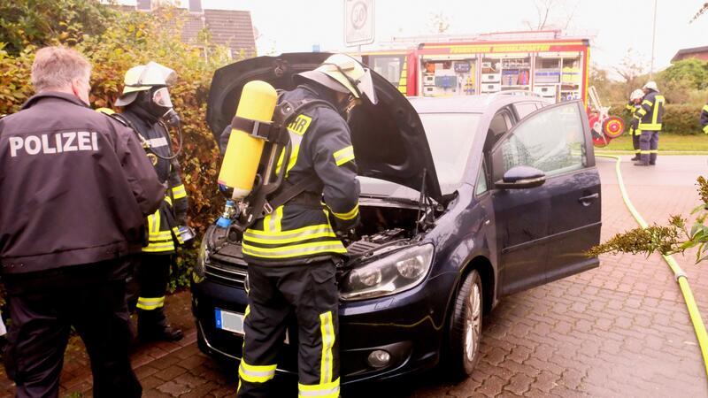 VW Touran gerät in Himmelpforten in Brand Einsatzkräfte der Feuerwehr Himmelpforten löschen den Pkw-Brand.