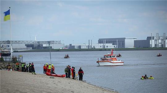 Einsatzkräfte der Feuerwehr, Polizei DLRG und anderen Organisationen suchen nach einem vermissten Kind in der Elbe am Falkensteiner Ufer.