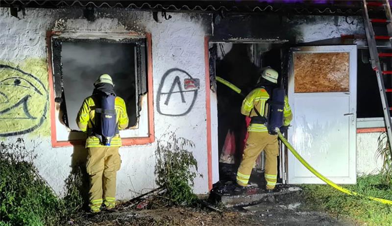 Einsatzkräfte der Feuerwehr Stade löschen die brennende Wohnung im Fredenbecker Weg. Die Wohnung ist unbewohnbar. Foto: Feuerwehr Stade