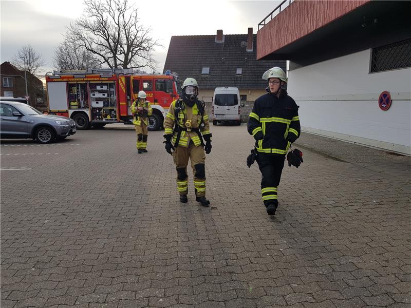 Einsatzkräfte der Feuerwehr Wiepenkathen bringen sich vor dem Wohn- und Geschäftshaus an der Alten Dorfstraße in Stellung.