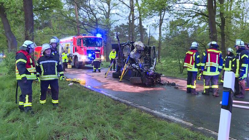 Einsatzkräfte der Feuerwehr an der Unfallstelle zwischen Garbsen und Schloss Ricklingen.