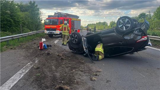 Einsatzkräfte der Feuerwehr arbeiten an der Unfallstelle auf der Autobahn 26 nahe der Anschlussstelle Dollern.