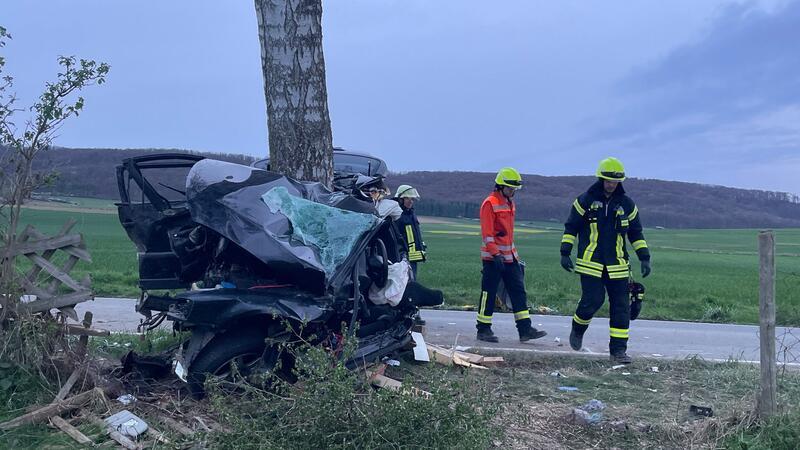 In diesem Autowrack sterben drei junge Menschen Einsatzkräfte der Feuerwehr arbeiten an der Unfallstelle.