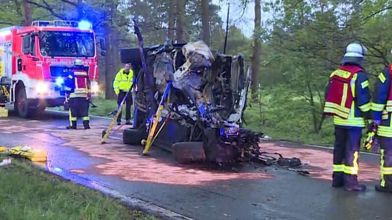 Einsatzkräfte der Feuerwehr arbeiten an der Unfallstelle.