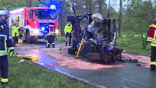 Einsatzkräfte der Feuerwehr arbeiten an einer Unfallstelle.