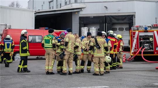 Einsatzkräfte der Feuerwehr auf dem Gelände der Firma in Konstanz.