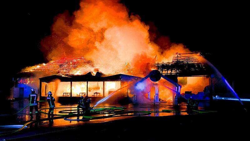 Einsatzkräfte der Feuerwehr bei der Brandbekämpfung.