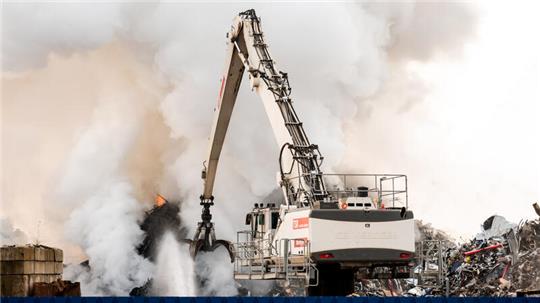 Einsatzkräfte der Feuerwehr bei einem Übungseinsatz.