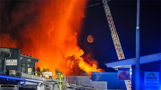 Einsatzkräfte der Feuerwehr bekämpfen einen Brand in einem Gewerbegebiet in Stuttgart.