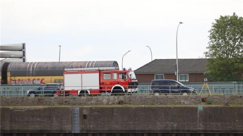 Einsatzkräfte der Feuerwehr eilen zur Unglücksstelle.