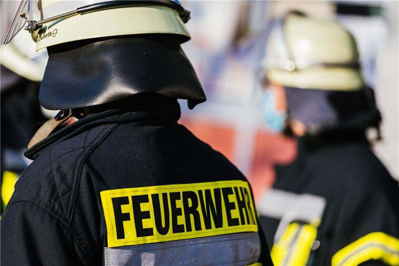 Einsatzkräfte der Feuerwehr in Schutzkleidung.