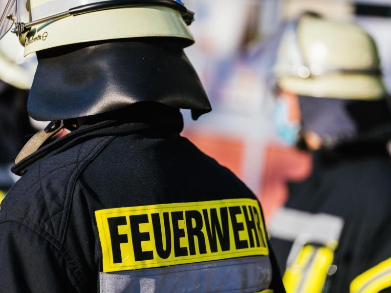 Der Feuerwehr in Drochtersen fehlt das Spitzenpersonal Einsatzkräfte der Feuerwehr in Schutzkleidung. Foto: Philipp von Ditfurth/dpa/Symbolbild