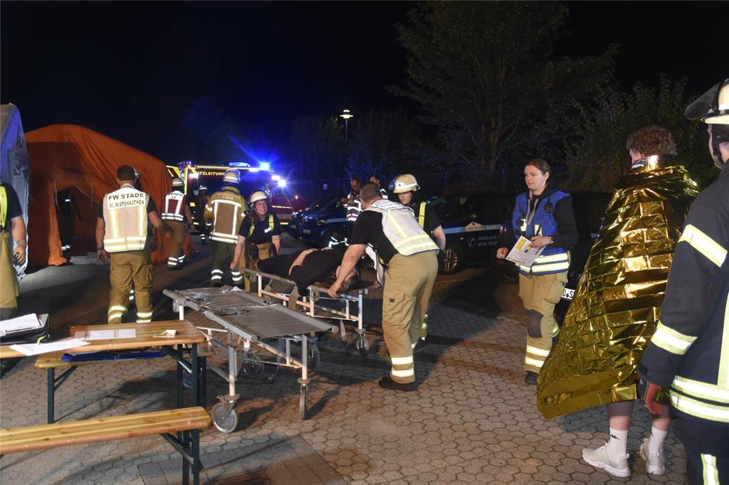 Einsatzkräfte der Feuerwehr kümmern sich um die "Verletzten".