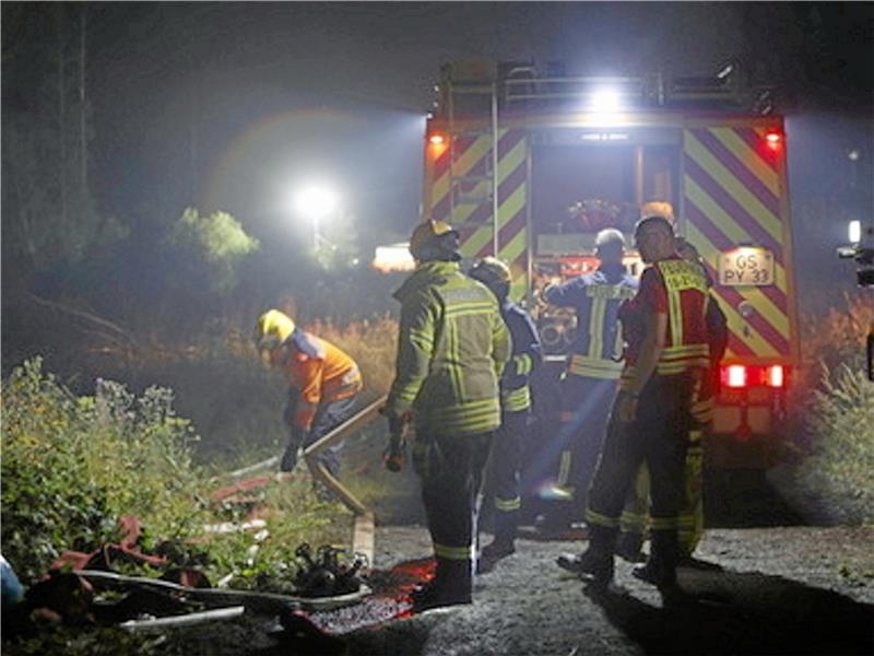 90 Feuerwehrleute kämpfen weiter gegen Waldbrand in Schierke Einsatzkräfte der Feuerwehr legen Donnerstagnacht eine Schlauchleitung.