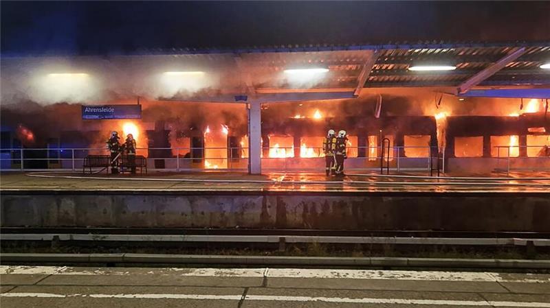 Zug brennt: Flammenhölle in Berliner Bahnhof Einsatzkräfte der Feuerwehr löschen den Brand eines Zuges im S-Bahnhof Ahrensfelde.