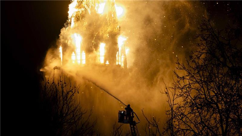 Einsatzkräfte der Feuerwehr löschen die brennende Vondelkirche in Amsterdam.