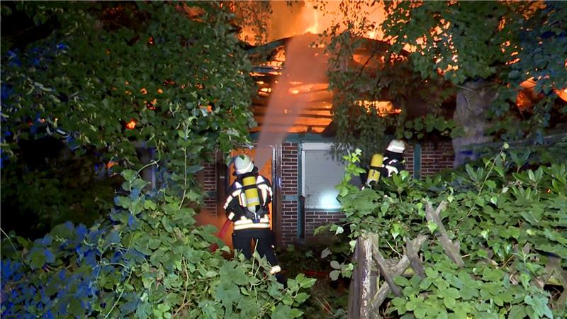 Altes Reetdachhaus in Glinde brennt nieder Einsatzkräfte der Feuerwehr löschen ein historisches Fachwerkhaus mit Reetdach. Das leerstehende Gebäude ist aus noch unbekannter Ursache vollständig abgebrannt. Foto: Daniel Bockwoldt/dpa