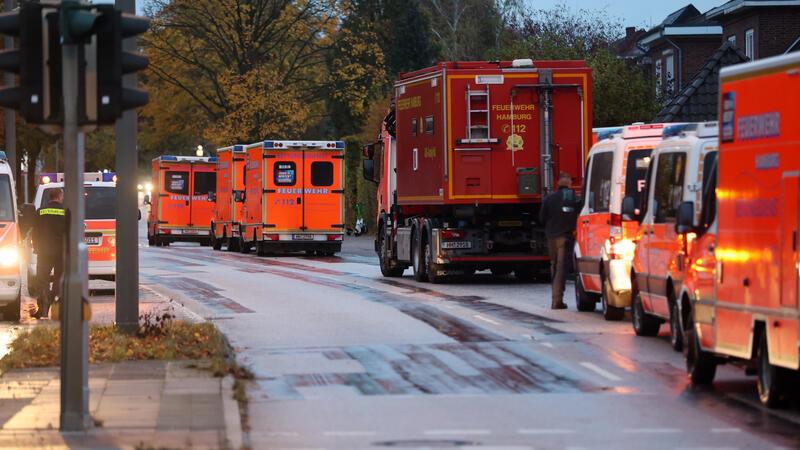 Einsatzkräfte der Feuerwehr positionierten sich entlang der Alsterkrugchaussee.