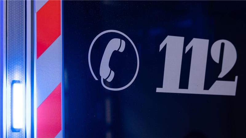 Einsatzkräfte der Feuerwehr retteten den Schwerverletzten aus der Wohnung (Symbolbild)