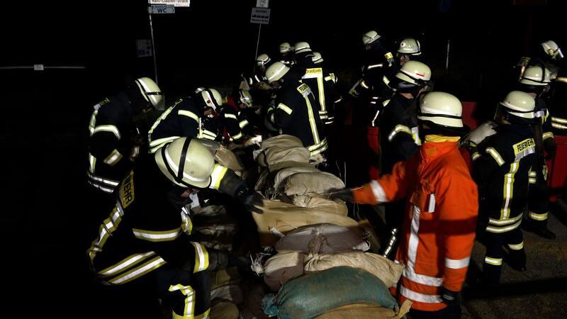 So wirbelt Sturmtief „Zoltan“ durch den Kreis Stade Einsatzkräfte der Feuerwehr sichern eine Deichschart mit Sandsäcken.