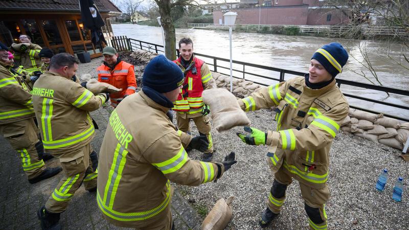 Serengeti-Park säuft ab, Tiere gefährdet: DLRG aus Kreis Stade rückt an Einsatzkräfte der Feuerwehr sichern mit Sandsäcken den Fluss Innerste.