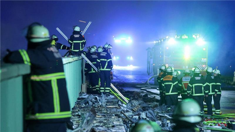 Bilder des Tages Einsatzkräfte der Feuerwehr sind dabei einen Brand in einem Industriegebiet im Hamburger Hafen zu löschen.
