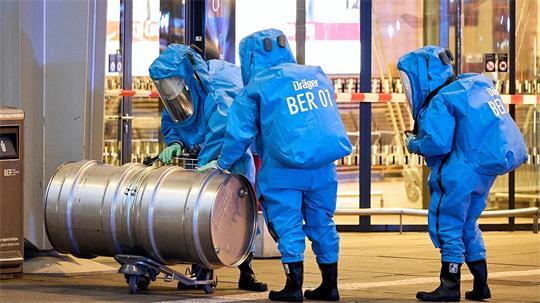 Einsatzkräfte der Feuerwehr sind nach dem Gefahrgutalarm am Terminal 1 des Flughafens BER im Einsatz.