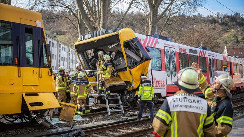 Einsatzkräfte der Feuerwehr stehen am Unfallort im Stuttgarter Stadtteil Wangen.
