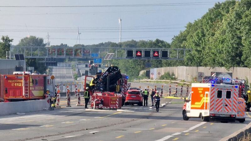 Einsatzkräfte der Feuerwehr und Polizei sind bei einem defekten Gefahrguttransporter auf der A1 bei Unna im Einsatz.