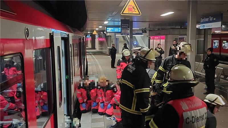 Einsatzkräfte der Feuerwehr und der Bundespolizei am Bahnsteig im Bahnhof Berliner Tor während der Einsatz- und Rettungsmaßnahmen.