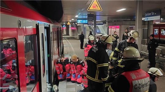 Einsatzkräfte der Feuerwehr und der Bundespolizei am Bahnsteig im Bahnhof Berliner Tor während der Einsatz- und Rettungsmaßnahmen.