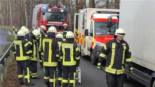 Einsatzkräfte der Feuerwehr und des Rettungsdienstes bei der Rettung eines Lkw-Fahrers auf der B73 in Wingst.