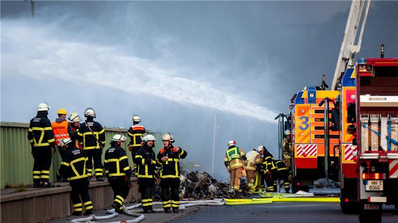 Große Rauchsäule über Veddel: Feuer im Hamburger Hafen – Drei Verletzte Einsatzkräfte der Feuerwehr versuchen einen Brand in einem Industriegebiet im Hamburger Hafen zu löschen.