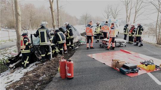 Einsatzkräfte der Feuerwehren Himmelpforten sowie vom Rettungsdienst an der Unfallstelle.