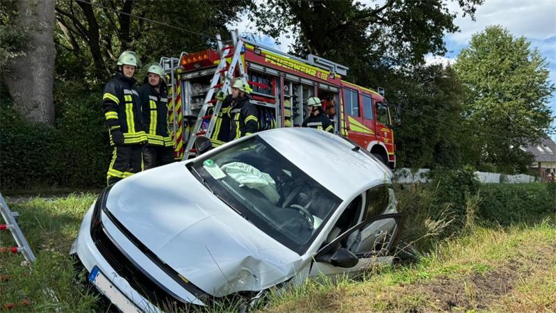 Einsatzkräfte der Feuerwehren am Unfallfahrzeug.