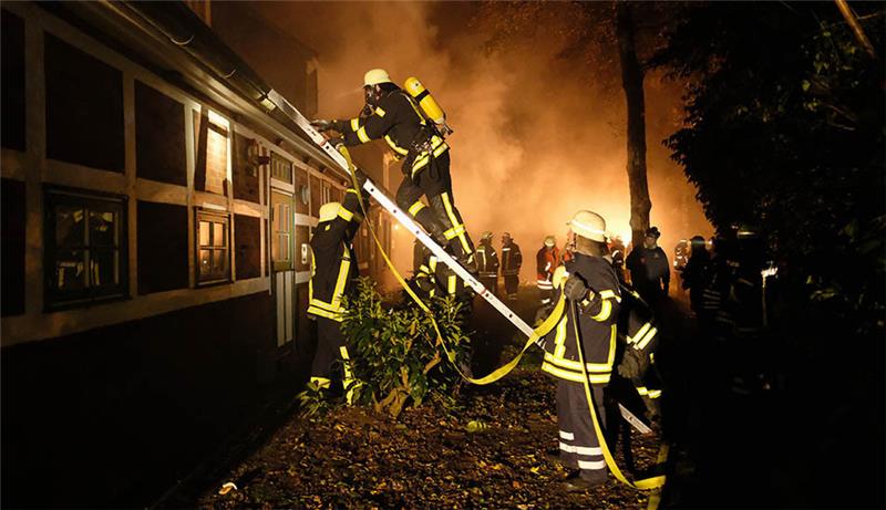 Warum in Stade und Oldendorf am Donnerstag die Sirenen gingen Einsatzkräfte der Feuerwehren aus Brobergen, Estorf, Gräpel, Hagenah, Hammah, Kranenburg, Mittelsdorf und Oldendorf sowie DRK-Rettungskräfte und Notfalltrainer bei Rettungsarbeiten am Übungsobjekt. Fotos: Herkunft: Rolf Hillyer-Funke / Feuerwehren Samtgemeinde Oldendorf-Himmelpforten