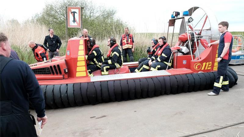 Einsatzkräfte der Feuerwehren aus der Samtgemeinde Oldendorf-Himmelpforten werden bei der Personensuche von Feuerwehreinheiten mit Luftkissen-Booten auf der Oste unterstützt.