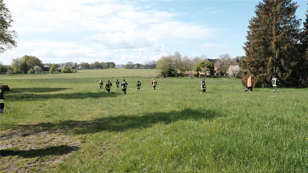 Einsatzkräfte der Feuerwehren aus der Samtgemeinde Oldendorf-Himmelpforten suchen nach Arian.