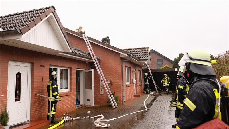 Nach Blitzeinschlag: Dach brennt in Oldendorf Einsatzkräfte der Feuerwehren bei Lösch- und Aufräumarbeiten am und im Haus. Foto: Rolf Hillyer-Funke / Feuerwehren Samtgemeinde Oldendorf-Himmelpforten