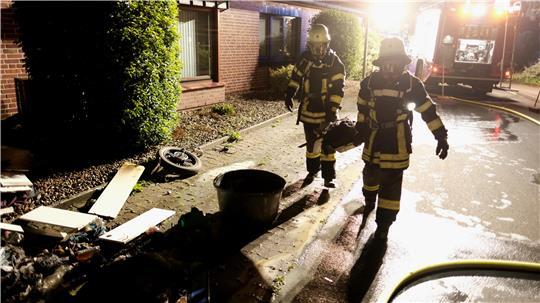 Einsatzkräfte der Feuerwehren entfernen brennende oder glimmende Gegenstände aus der Wohnung und löschen diese im Freien. 