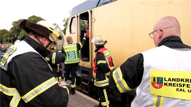 Einsatzkräfte der Feuerwehren sind am gestrandeten Zug im Einsatz.