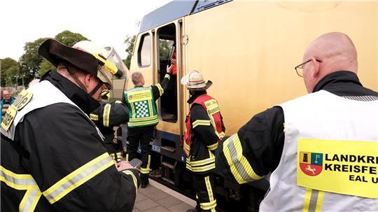 Einsatzkräfte der Feuerwehren sind am gestrandeten Zug im Einsatz.