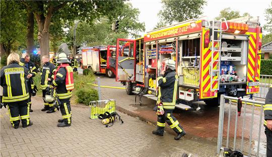 Einsatzkräfte der Feuerwehren stehen vor der Grundschule Hammah, wo am Samstagnachmittag Unrat in Brand geraten ist. Fotos: Hillyer-Funke/Feuerwehren Samtgemeinde Oldendorf-Himmelpforten