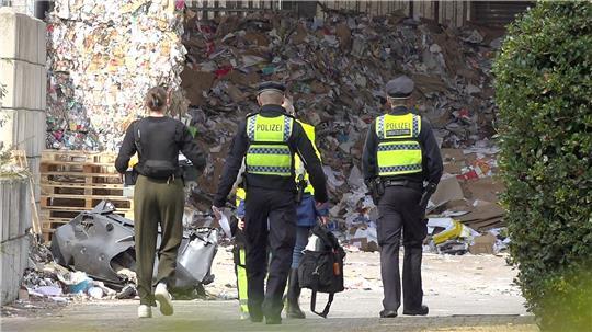 Einsatzkräfte der Hamburger Polizei ermitteln auf dem Gelände einer Recyclingfirma, wo ein toter Mann gefunden wurde. Wie er ums Leben kam, ist noch völlig unklar.
