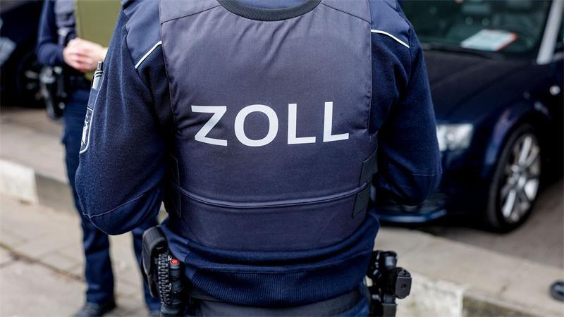 Einsatzkräfte der Landespolizei, Bundespolizei und Zoll fanden in zwei Autos  330 Kilogramm Haschisch. (Symbolbild)